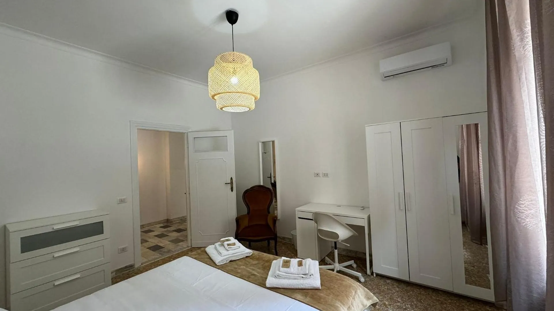 Spacious Roman Apartment Chez Max 0*, Rome